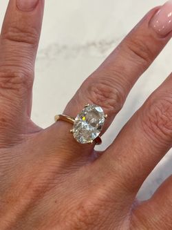 4.48 carat, VVS2 Oval Solitaire - Lab Grown
