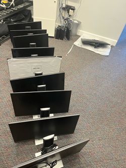 10 (Ten) Dell Ultra Sharp Monitors