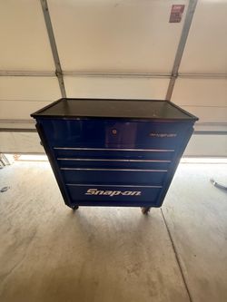 Snap-on tool box 40" Sliding Lid -5-Drawer Bed Liner Shop Cart ( Blue with Black Trim and Blackout Details Used but in very good condition some scrat