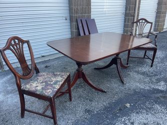 1930/1940’s style Hepplewhite style mahogany dining table and six chairs.
