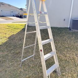 Selling 6 ft aluminum ladder 