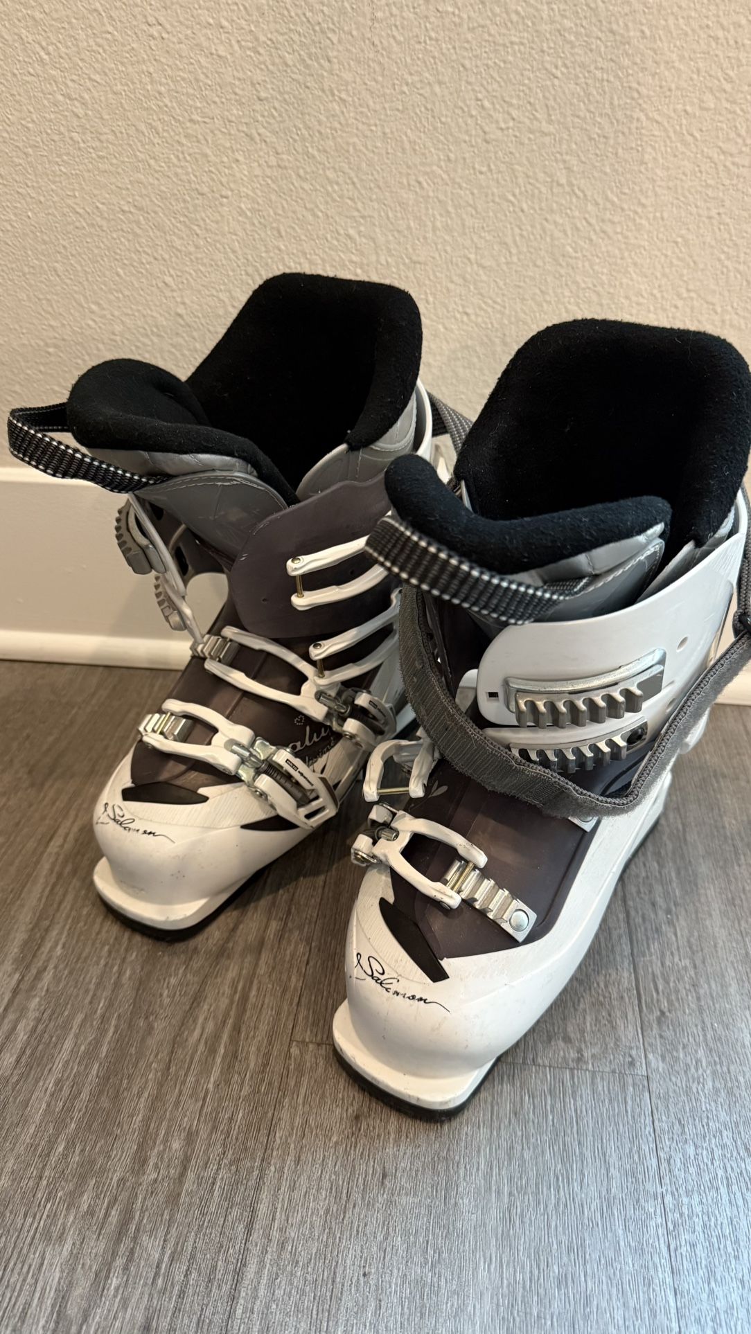 Women’s Salomon Size 23.5 Ski Boots
