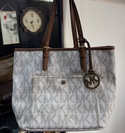 Micheal Kors Signature Purse 