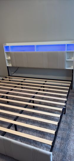 Selling a super stylish and modern King Size Platform Bed Frame in great condition! Must be gone ASAP—priced to sell and open to reasonable offers!