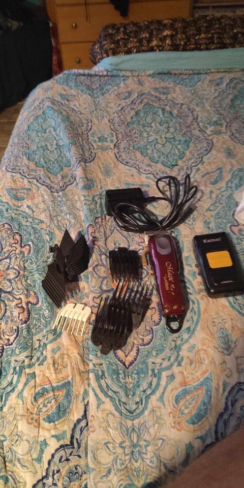 Wahl Clippers With Charger Cord Guards And Box Shaver's Cordless