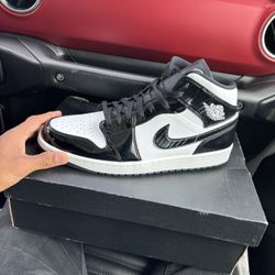 Jordan 1 Mids Black N White 