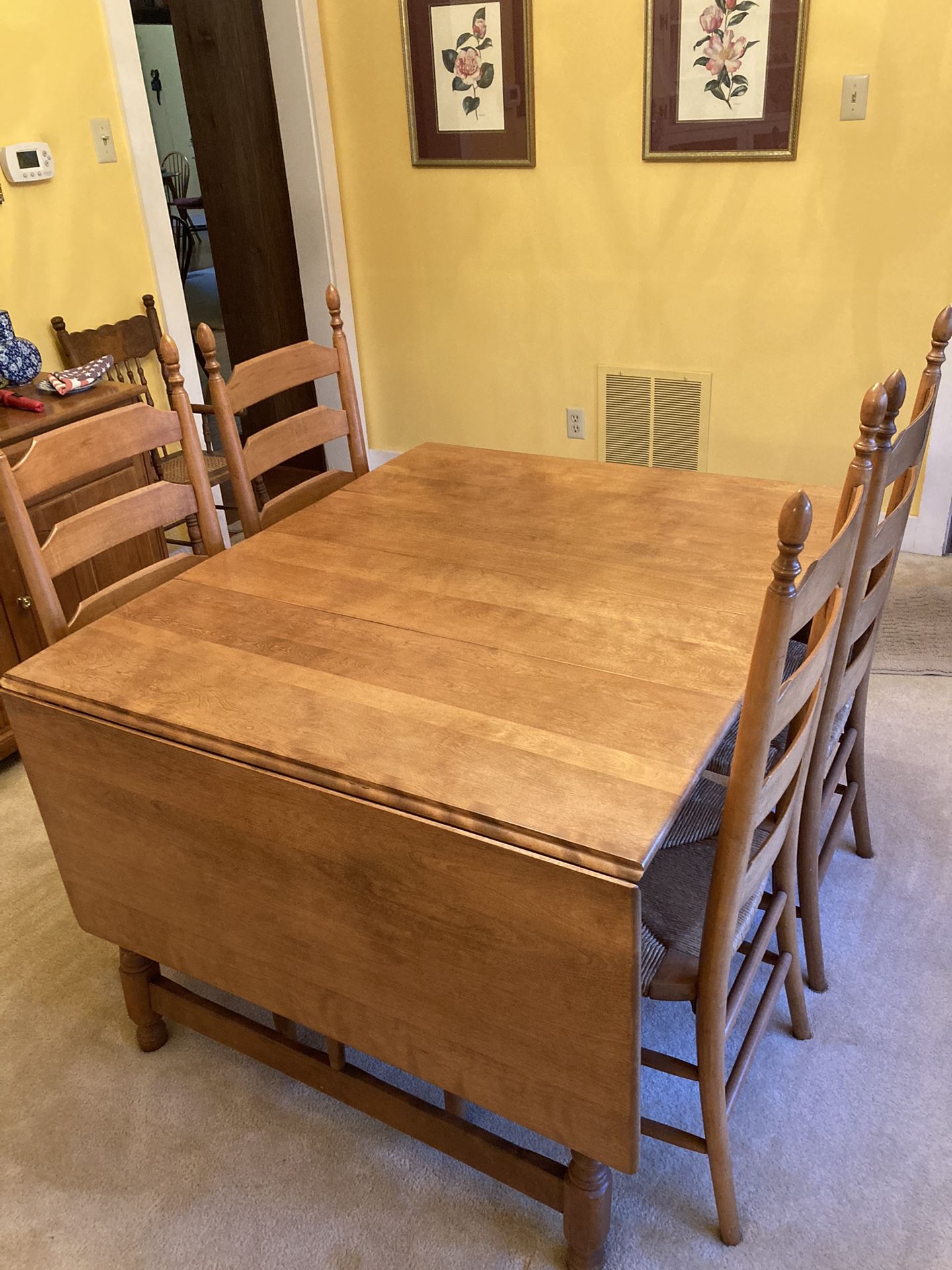 Dining room table with 6 Matching Chairs
