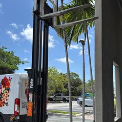 Eletric pallet stacker