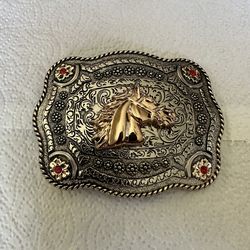 Hebilla vaquera/ logo caballo/ flor en cada esquina/ piedras en las esquinas/ hombre-mujer