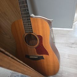 Taylor Baby Big Guitar 
