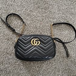 Authentic Gucci Purse (Like-New)