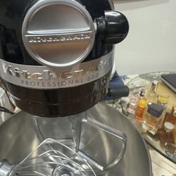 Kitchen Aid Mixer With 3 Attachments 