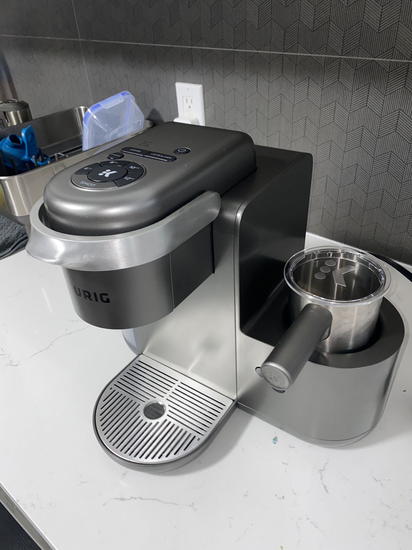 Keurig K-Cafe Special Edition Single Serve K-Cup Pod Coffee, Latte and  Cappuccino Maker, Comes with Dishwasher Safe Milk Frother, Shot Capability,  Nic for Sale in New Haven, CT - OfferUp