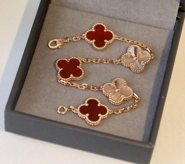 Van Cleef & Arpels Four-Leaf Clover Stone Five-Flower Bracelet