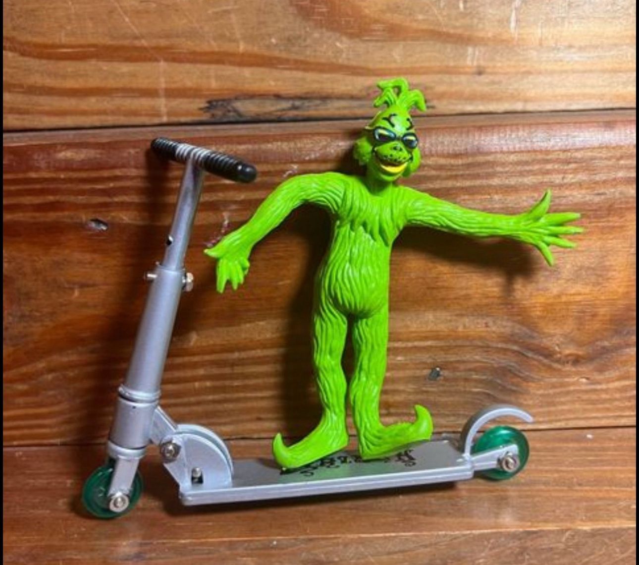 THE GRINCH ACTION FIGURE EXTREME SUPER SCOOT W/ BENDABLE FIGURE & SCOOTER 2000