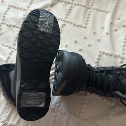 UGG NEW NEVER USED Size 7.5 WOMEN