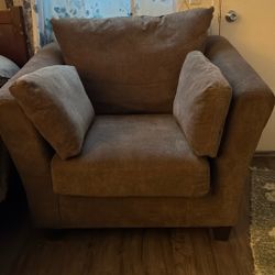 X Large Comfy Single Seat Well Maintained No Pets Or Smoke In The Home 