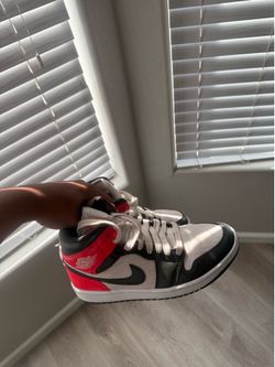 Woman Jordan 1s size 8