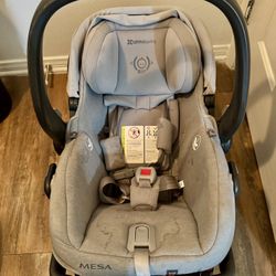 UppaBaby Mesa  Car Seat with base
