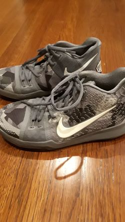 Kyrie 3 youth basketball shoe. SIZE 4.5