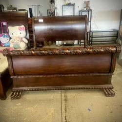 Bedroom Set / Queen Size Bed / Vanity / 1 Nigthstand 