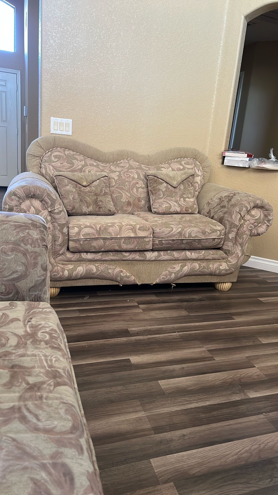 1 Set Sofas &200 Need Cleaning