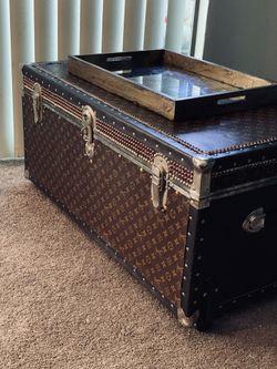 Coffee table / trunk