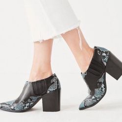 Urban outfitters blue black faux lizard skin retro chunky heel pointed toe boots Sz 9