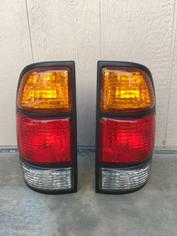 Toyota Thundra 2000-2004 Tail Lights (OEM)