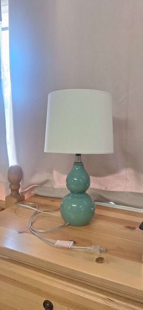 Lámpara de mesa decorativa / Decorative Table Lamp