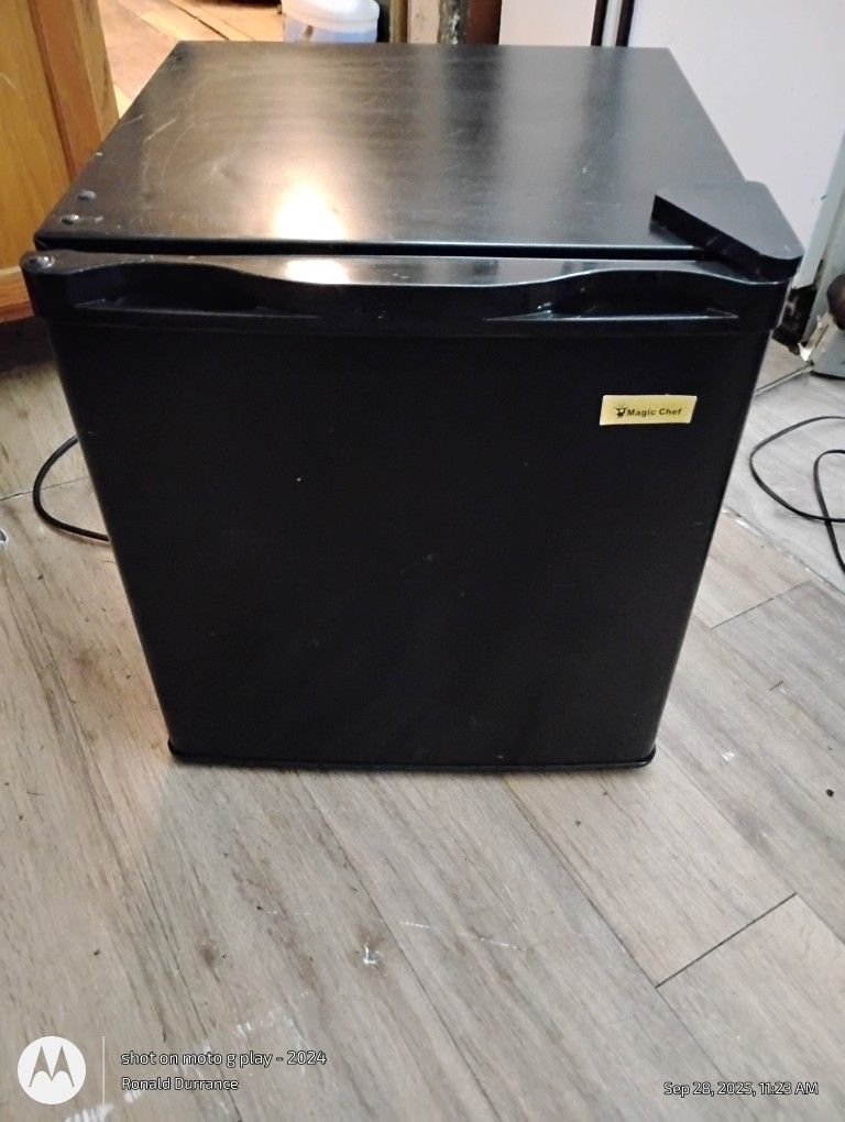 Magic Chef Mini Refrigerator 