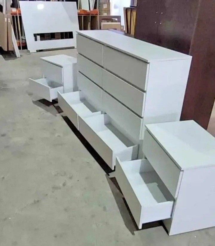 8 DRAWERS DRESSER AND TWO NIGHTSTANDS