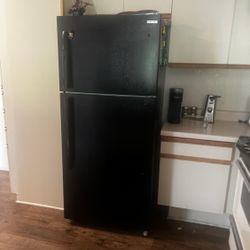 Insignia Black Refrigerator 18.1 Cu 66×29