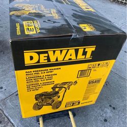 DEWALT 4000 PSI at 3.5 GPM Gas Pressure Washer Powered by Honda with AAA Triplex Pump