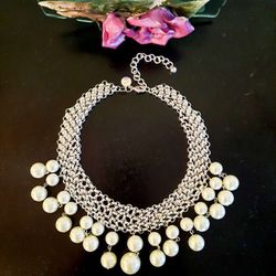 Chunky gold necklace with faux pearls

