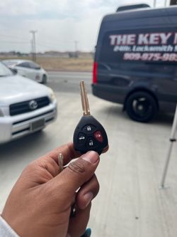 Car Keys N Remotes/ Llaves Con Control