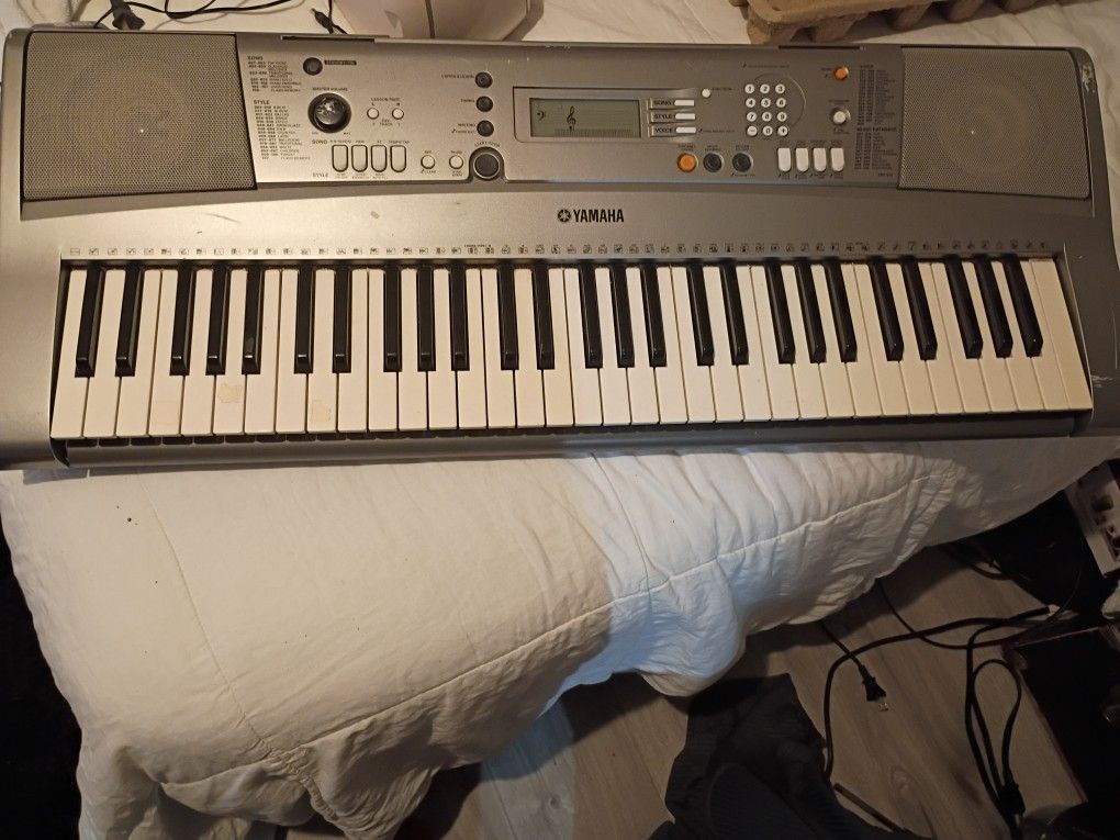 Yamaha PSR-E313. Keyboard