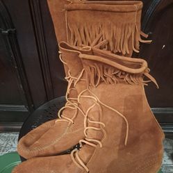 Minnetonka Lace Up Suede Moccasins
