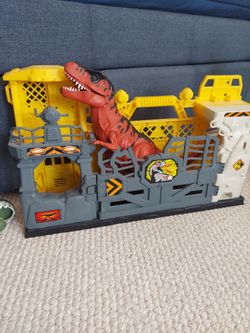 Boys play sets/ houses and dinos