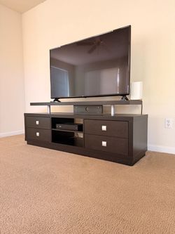 MOVING SALE!! TV SET