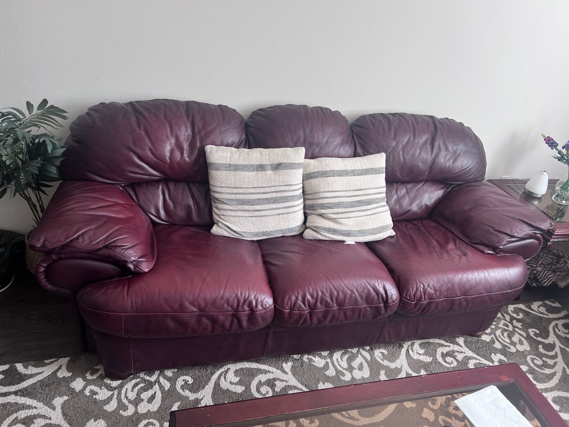 2 Couches 2 matching tables 350$