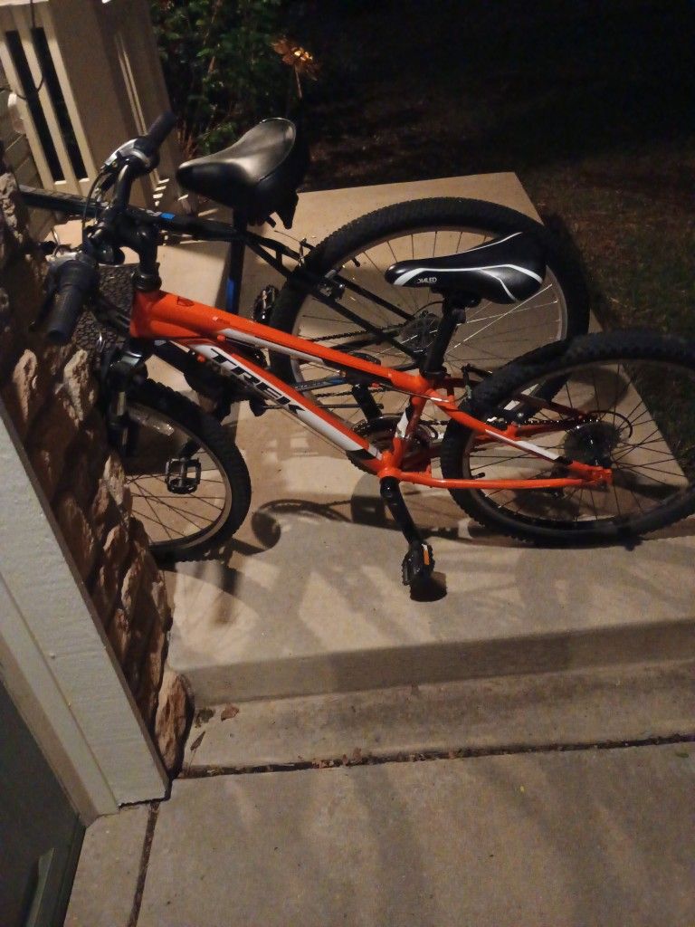 Trek MT-220