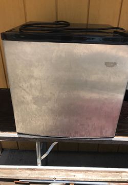 Apartment size refrigerator $30