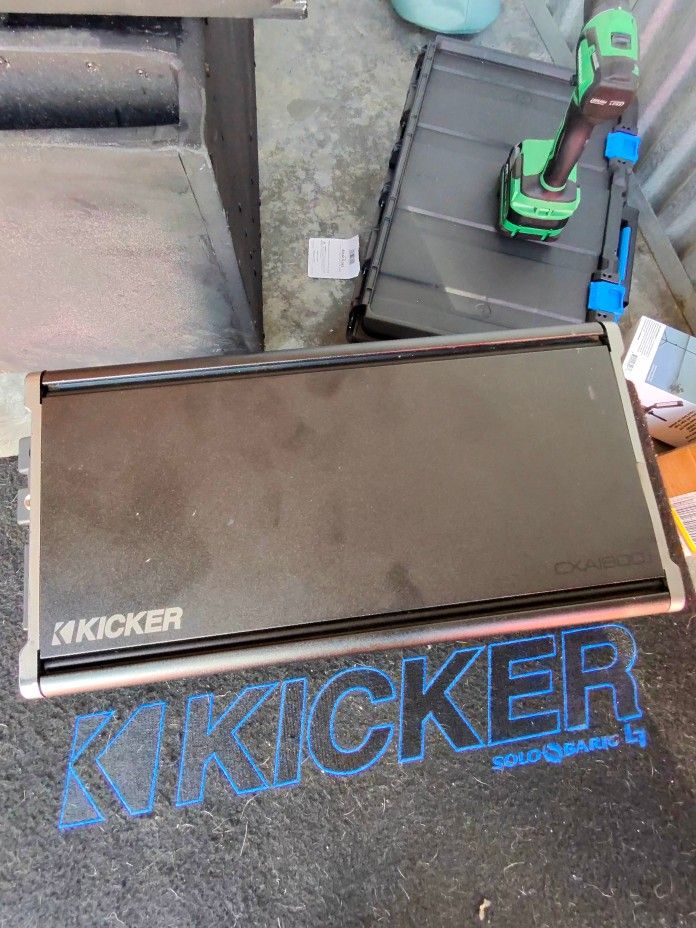 Kicker 12 L7 Solo Baric With 1800.1 Kicker Amp