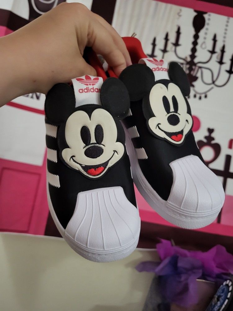 AdidasDisney Mickey Mouse sneakers sz2