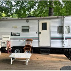 🔥 FOR SALE: 2002 Blue & White RV – Road Trip Ready! 🔥
Sleeps 4 | Super Clean | Only $6,500 OBO!