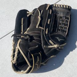 Good Condition (Lefty) Mizuno 13” Soft & Baseball Glove