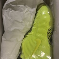 Nike Little Posit Size(2.5Y/4W). DS(New). $100. 