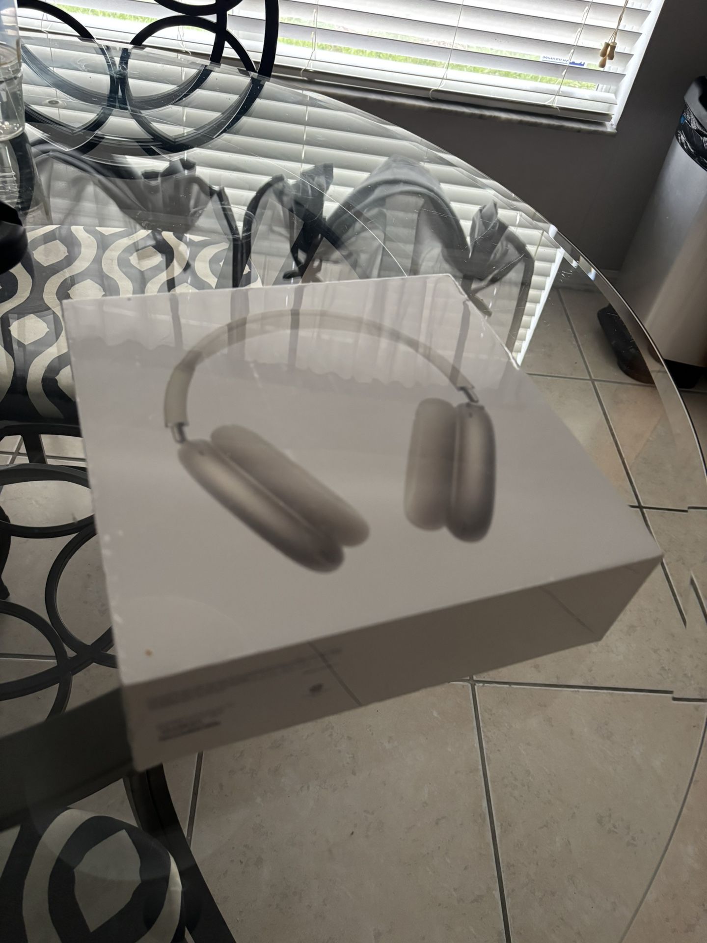 Apple AirPods Maxes Starlight