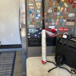 Easton Softball Bat Good Condition Length 34 Inches Weight 28 Ounces Diameter 2.25 Barrel Length Is 12 Inches